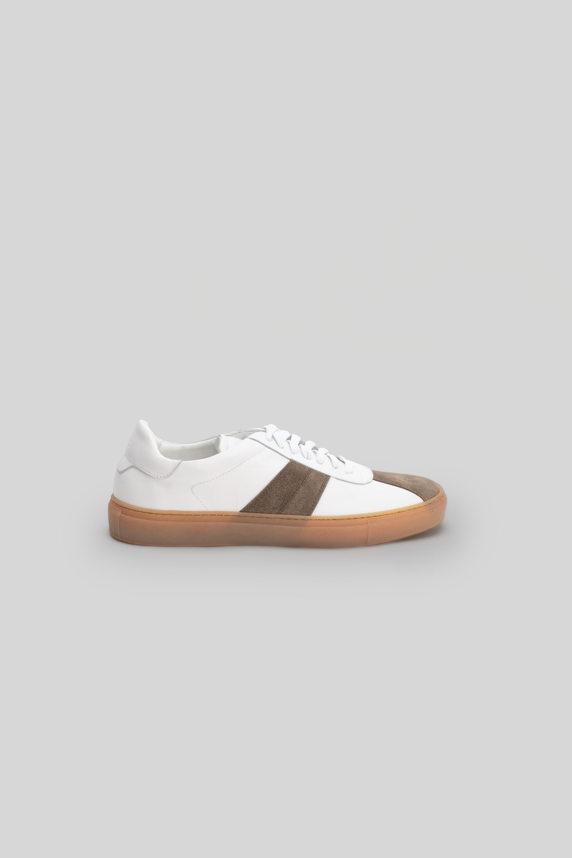 White leather sneaker with brown stripe and gum sole, lace-up closure and padded collar.