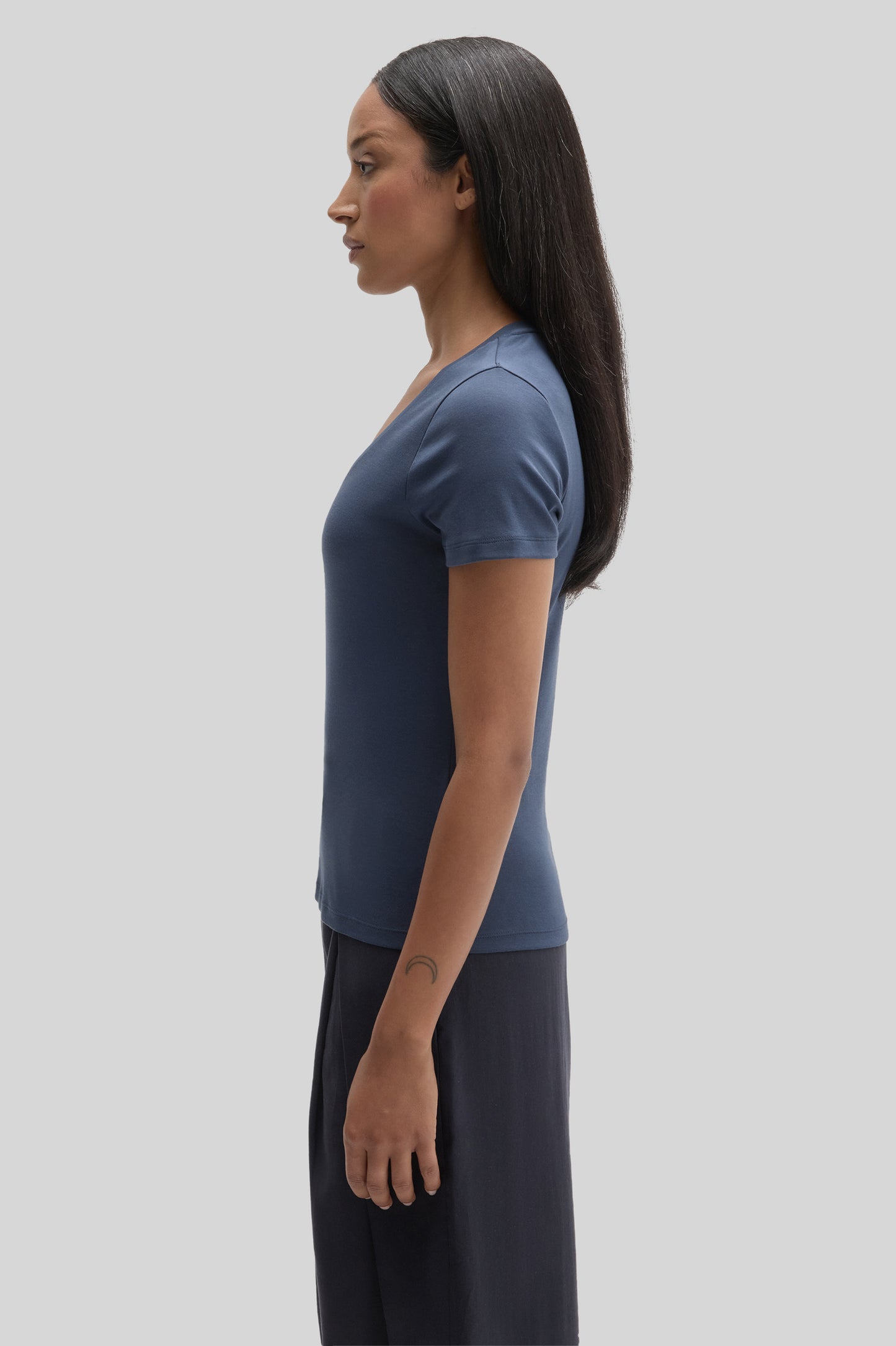 Le t-shirt à col en V pour femmes de Barakett