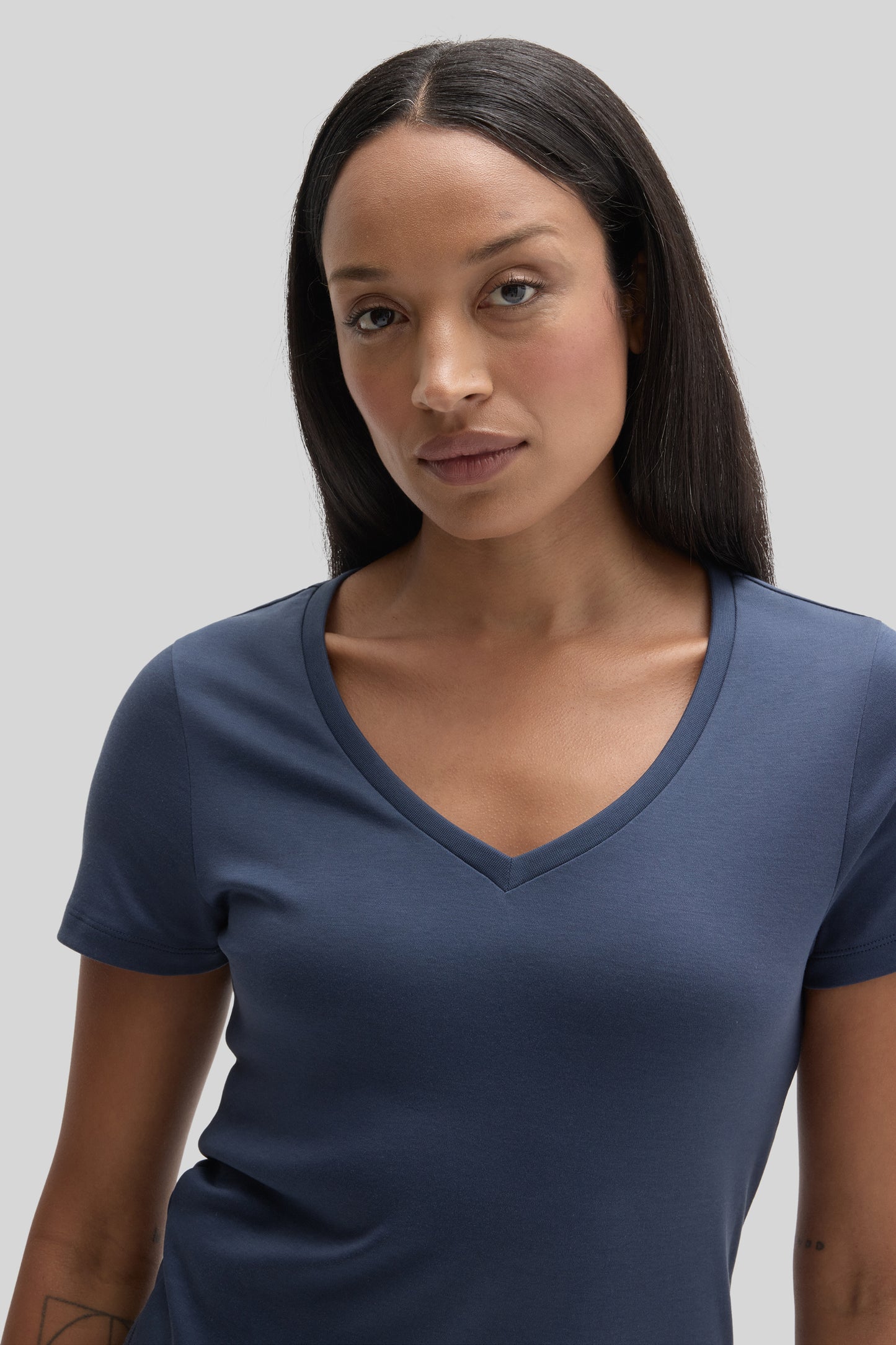 Le t-shirt à col en V pour femmes de Barakett